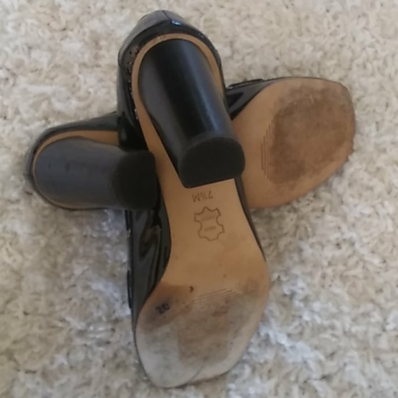 Michael Kors Black Patent Leather Shoes. - Picture 3 of 8